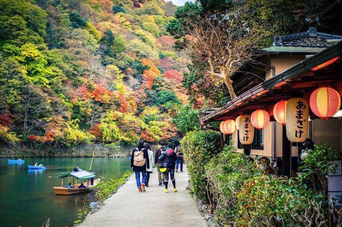 Đến Arashiyama, Kyoto ngắm lá đỏ vào mùa thu